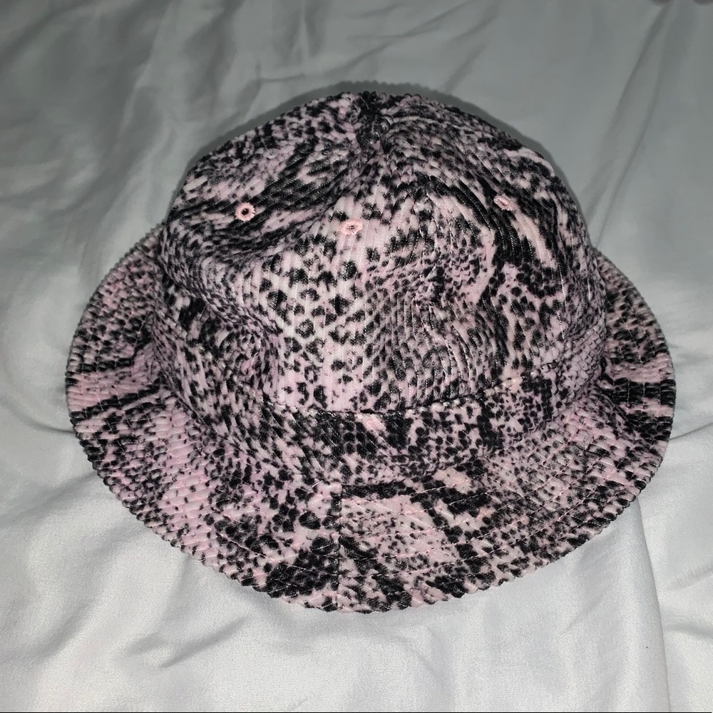 NEW SUPREME SNAKESKIN CORDUROY BELL HAT FW20
